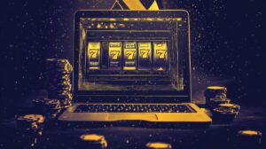 Laptop mit Slot Reels im Bildschirm und Casino Chips