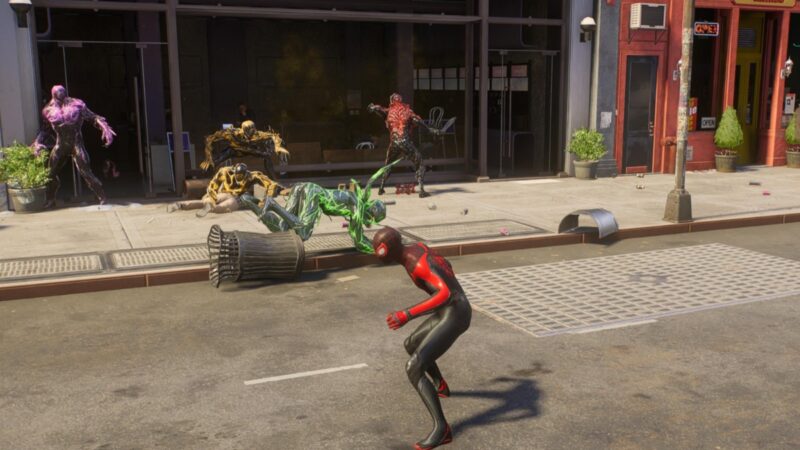 Spider-Man 2 - recharge gadgets: spider-man stands during combat.