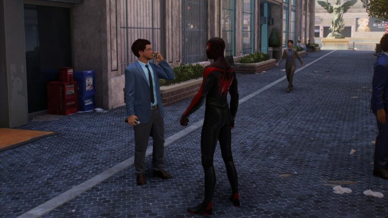 Spider-Man 2 screenshot greeting citizens.