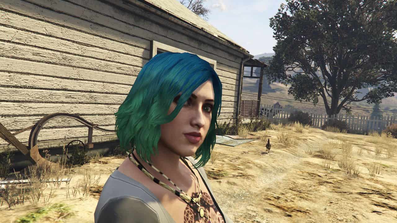 GTA Online photograph a hen: Player taking selfie behind house with hens