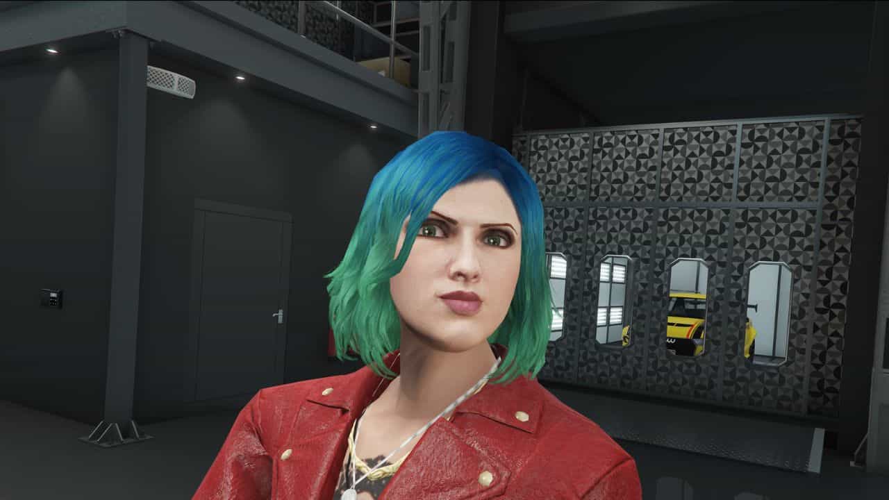 GTA V how to save: Player taking selfie in autoshop