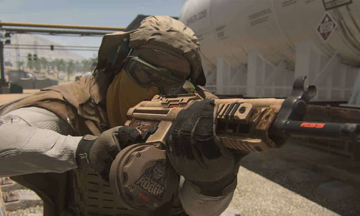 How to increase FPS in Warzone 2: A soldier aims down the sights of his rifle in a rail yard.