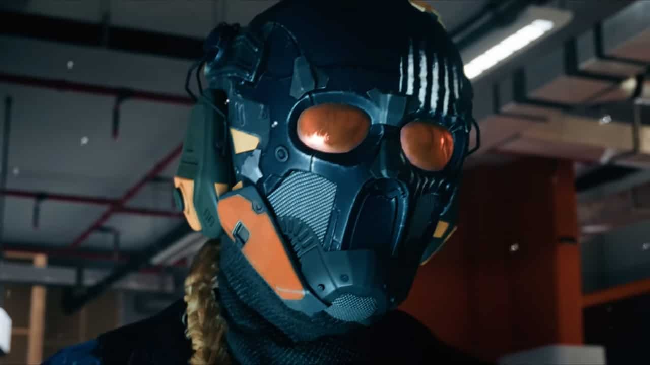 A woman wearing a helmet with orange eyes in MW3