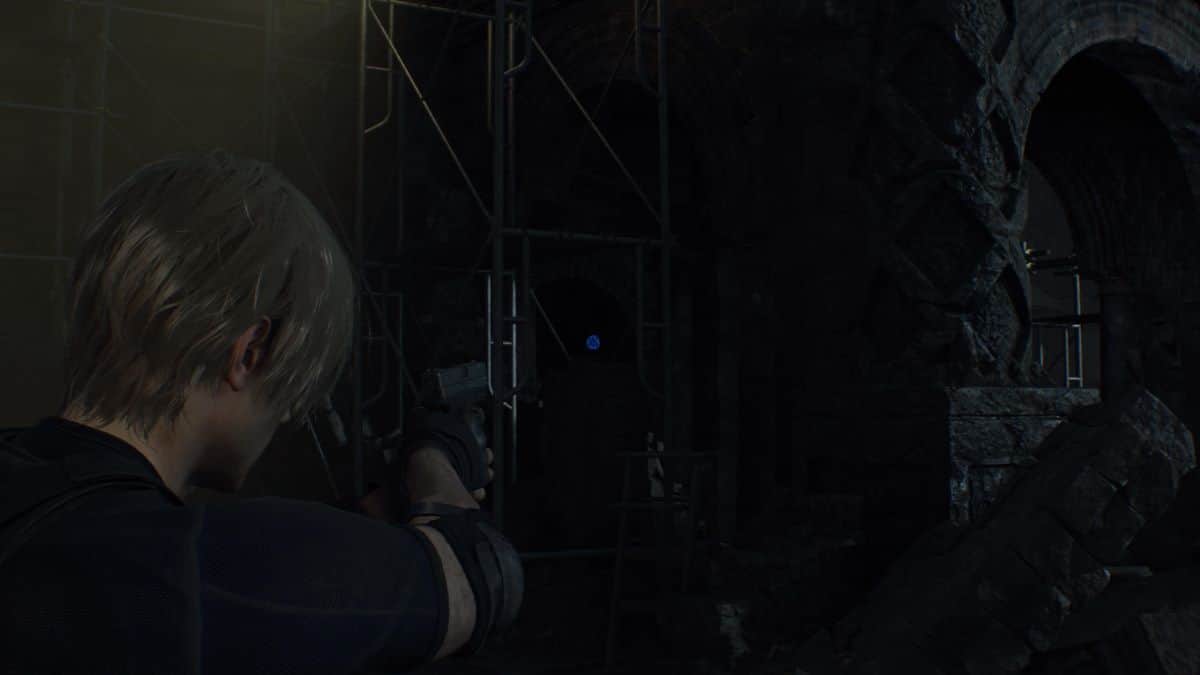 Resident Evil 4 Remake -first ruins medallion hanging behind the arch