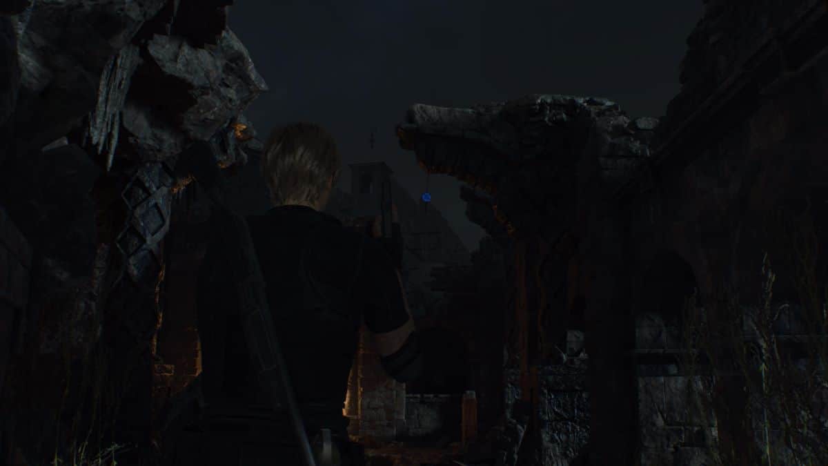 Resident Evil 4 Remake - Leon finds the third ruins medallion