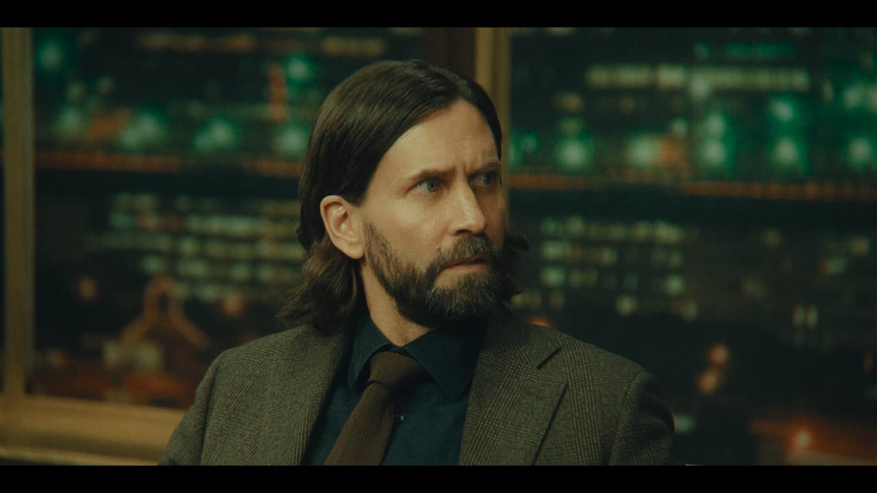 Alan Wake 2 studio door code: Alan Wake in guest city on talk show stage.