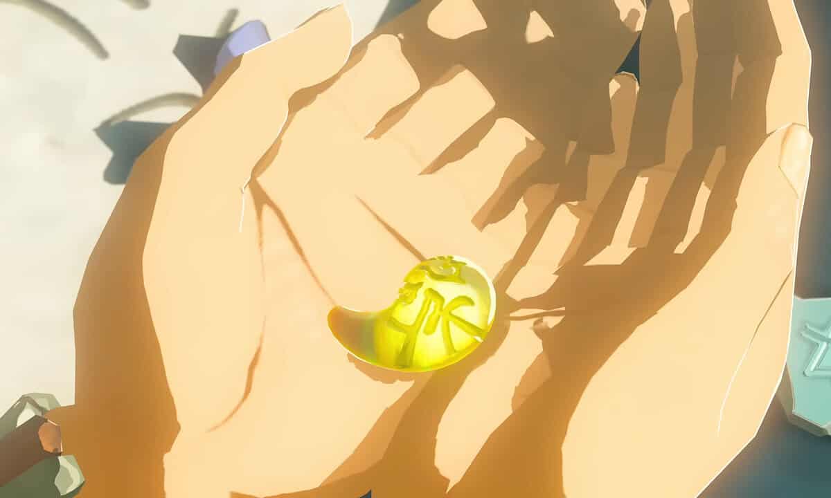 How to keep warm in Tears of the Kingdom: Zelda holding yellow amulet.