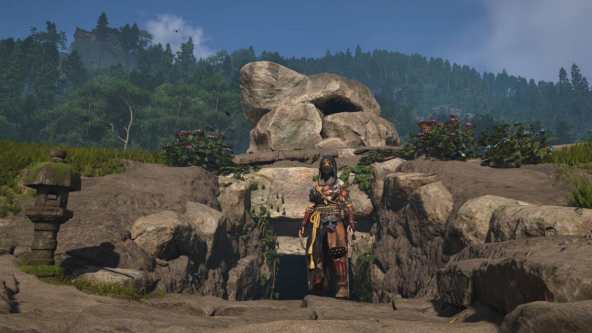 Assassin's Creed Shadows Kofun: Naoe in front of a Kofun.