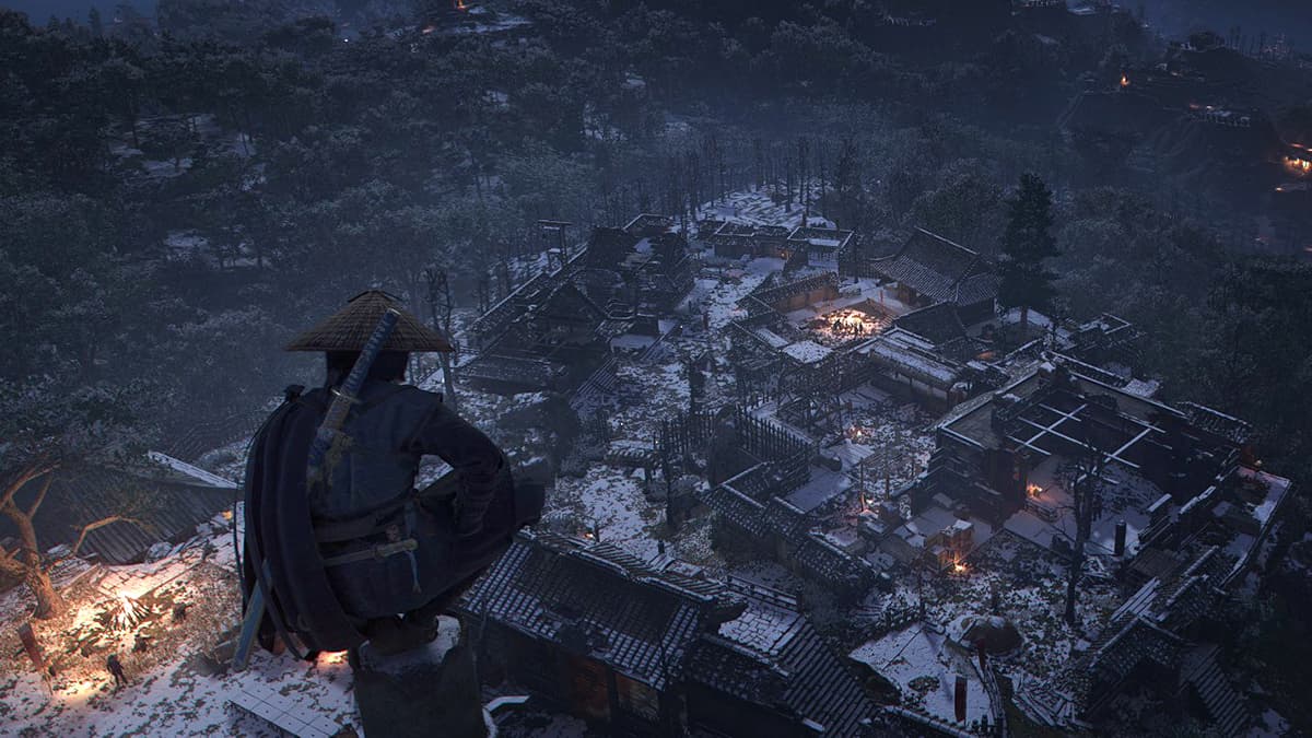 Image of Naoe surveying an encampment from a vantage point during the night in Assassin's Creed Shadows.