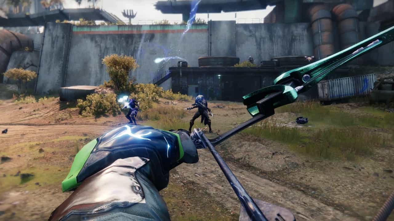 12 best Destiny 2 Titan exotics for PvP, PvE and endgame content: Titan aims a bow at a Fallen enemy while wearing Synthoceps.