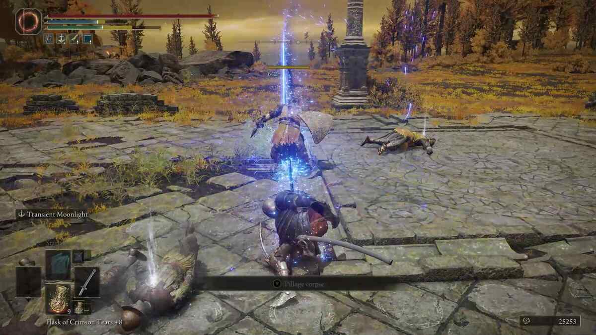 Elden Ring Moonveil Katana: The player using the Transient Moonlight heavy attack to hit an enemy.