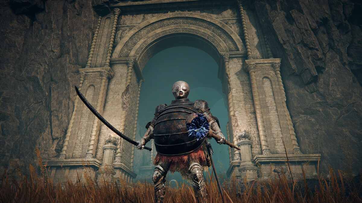Shadow of the Erdtree how many hours: A player wielding a katana and staff standing in front of a large stone arch.