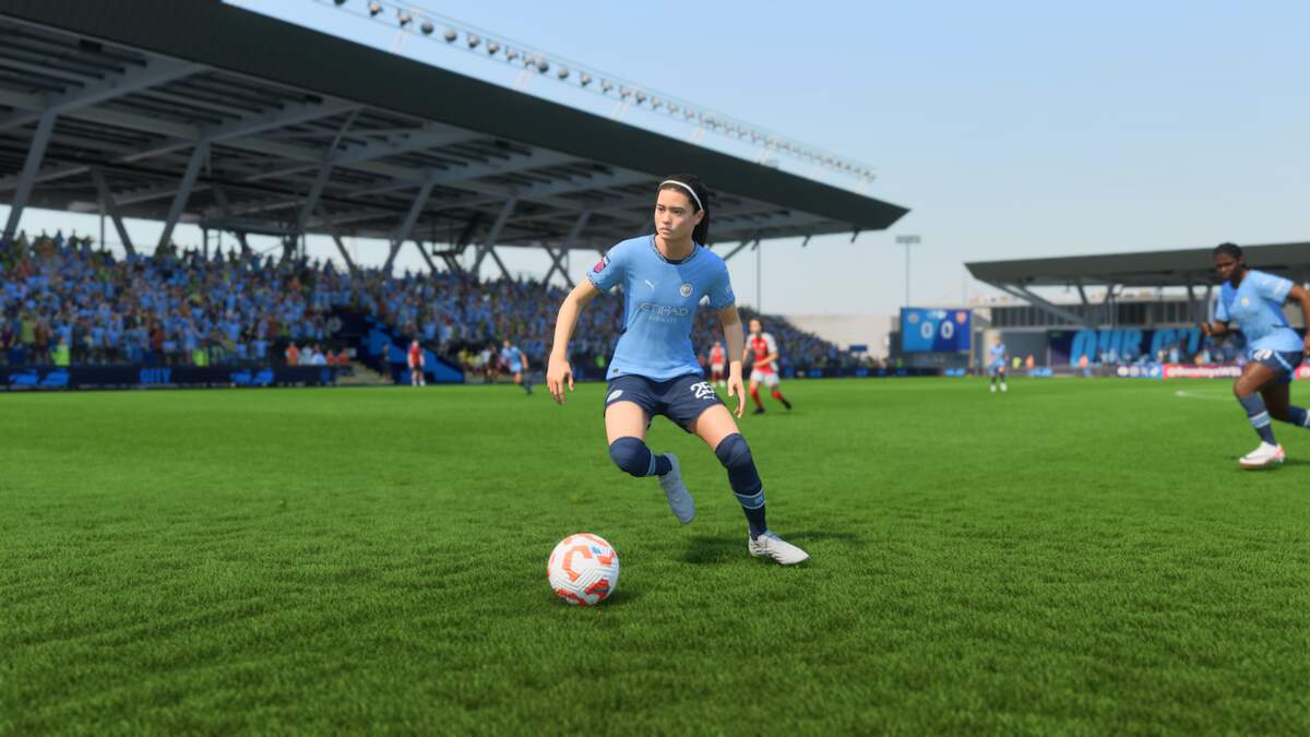 FC 25 best Asian players: Yui Hasegawa dribbling the ball for Manchester City.