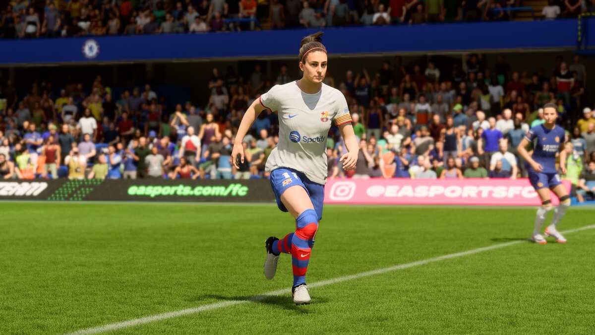 FC 25 best finishers: Alexia Putellas running in the centre of the pitch.