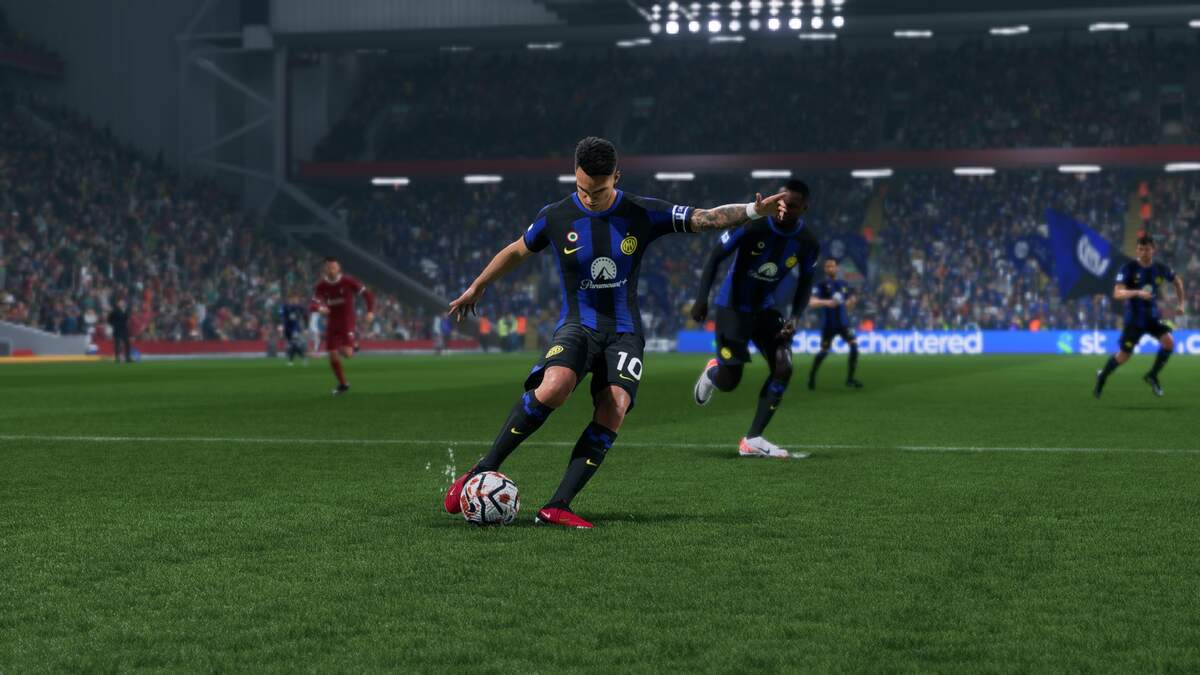 FC 25 best finishers: Lautaro Martinez preparing to shoot against Liverpool.