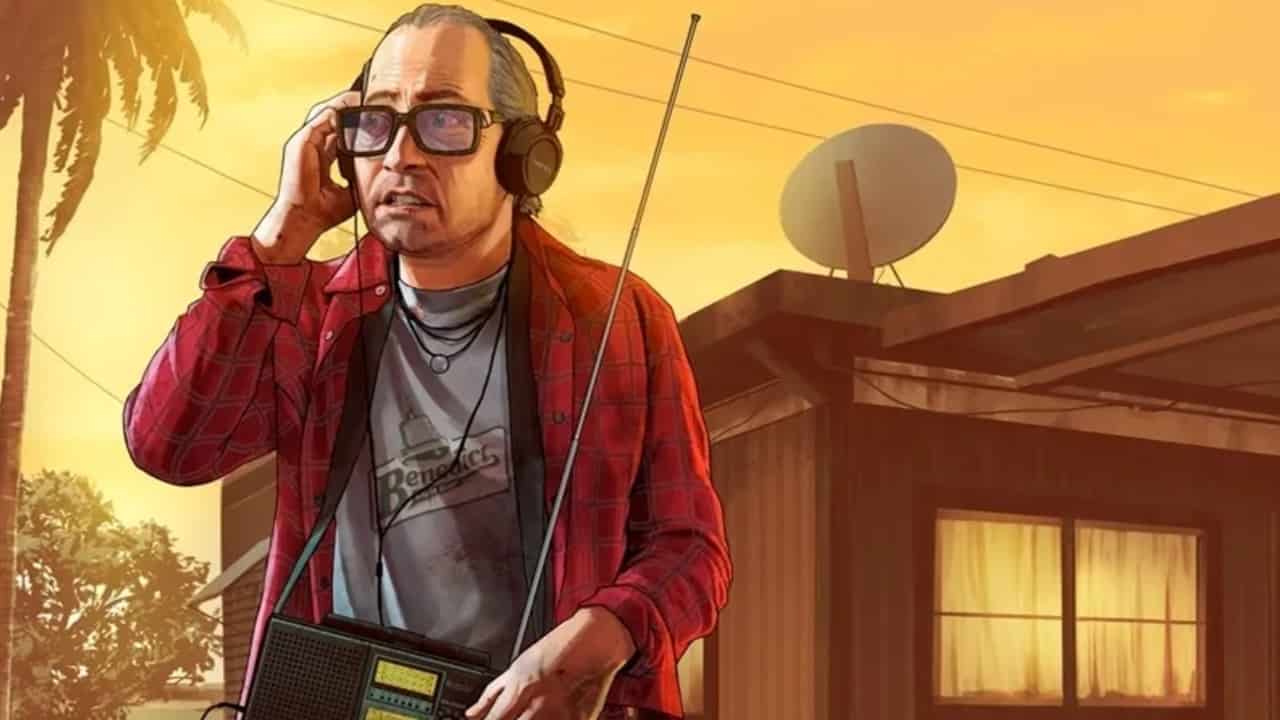 GTA Online phone numbers - A man with headphones is holding a radio. Image from Rockstar Games.