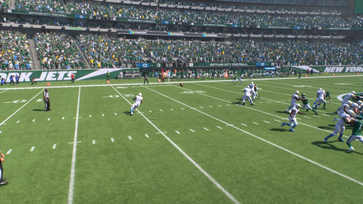 Madden 25 how to lateral pitch: The ball travels to Justin Herbert
