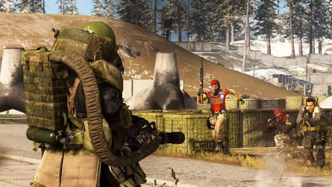 MW2 Season 5 buffs and nerfs: A soldier in heavy armour and wielding heavy weapons faces down a trio of enemy combatants in the middle of a road.