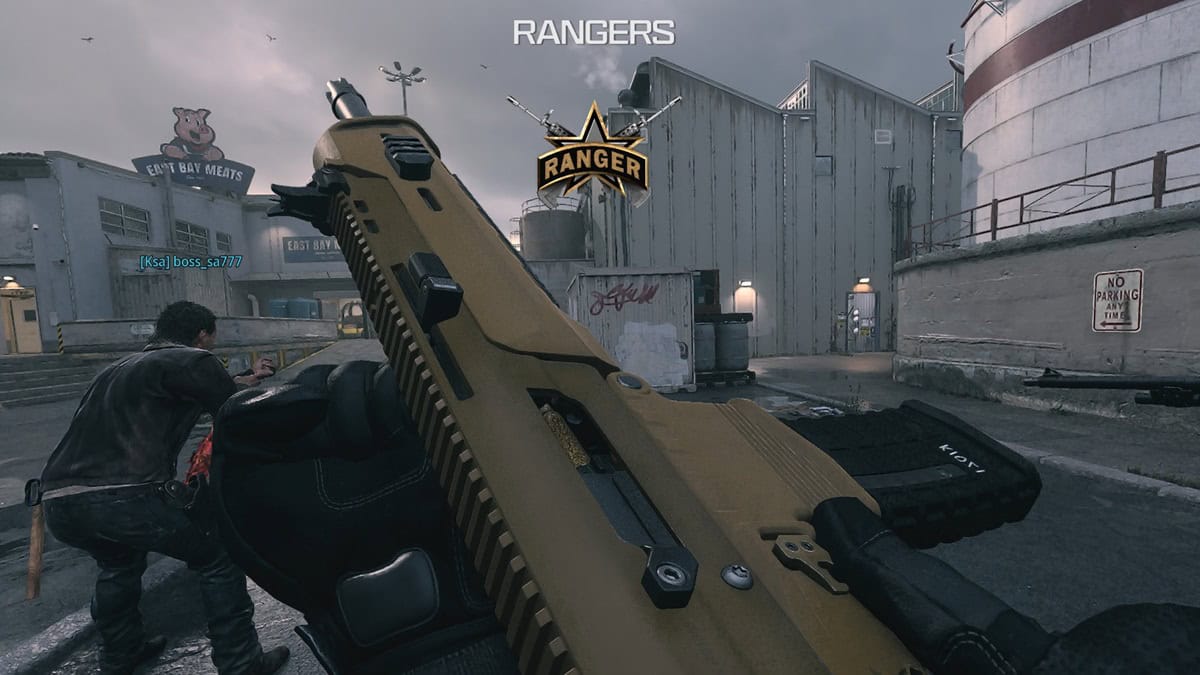 A player inspects an MCW rifle that does not have any attachments.
