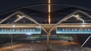 Test Drive Unlimited Solar Crown: Several people standing on a bridge lit up at night.