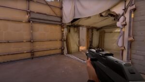 A player aiming in Valorant.
